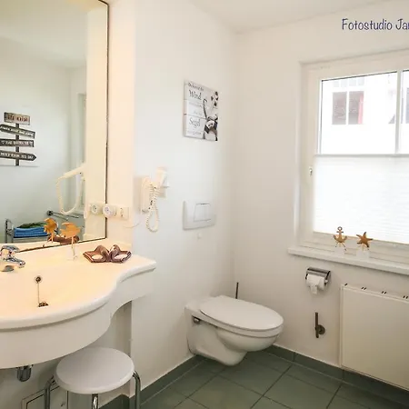 Strandstrasse 16 25 *